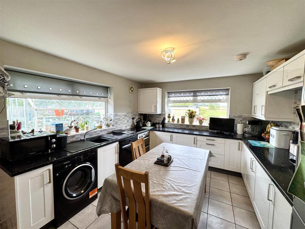 KITCHEN/BREAKFAST ROOM