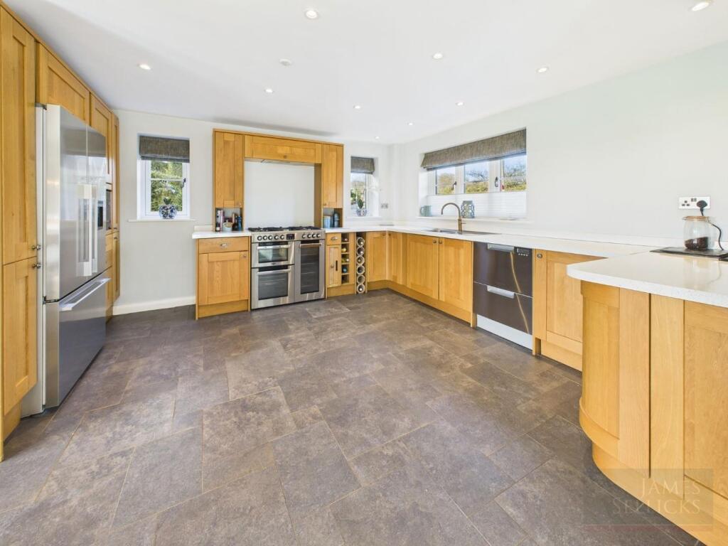 spacious living/dining kitchen