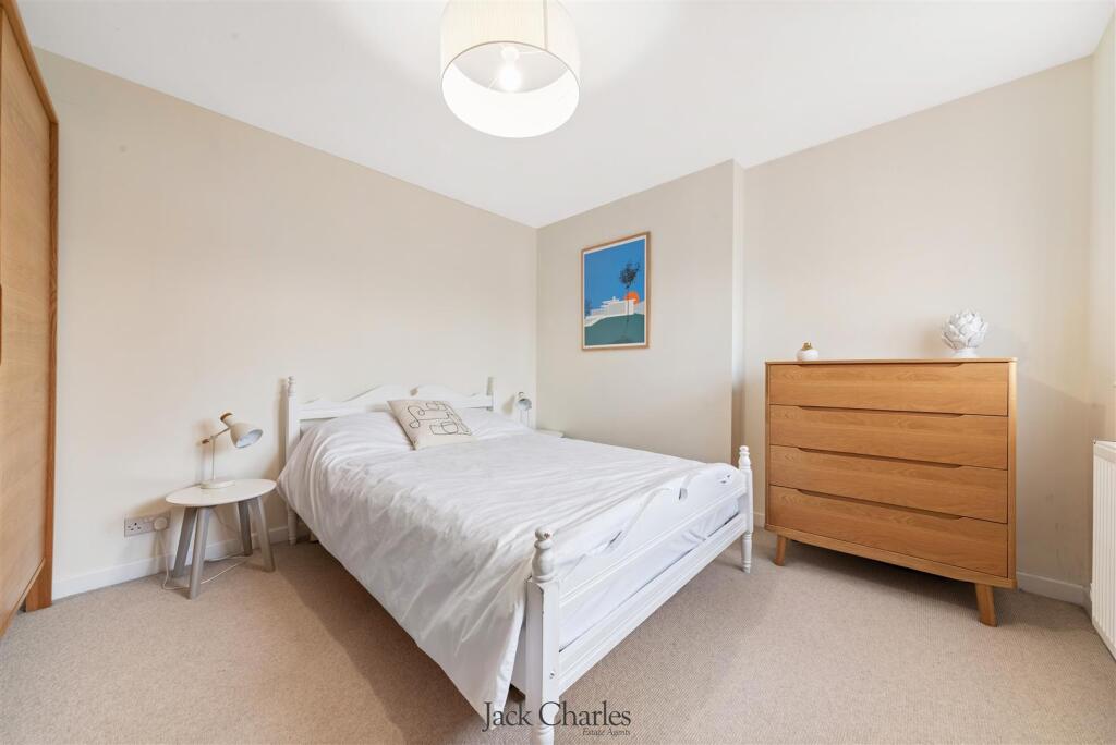 28 Barchester Way-15.jpg