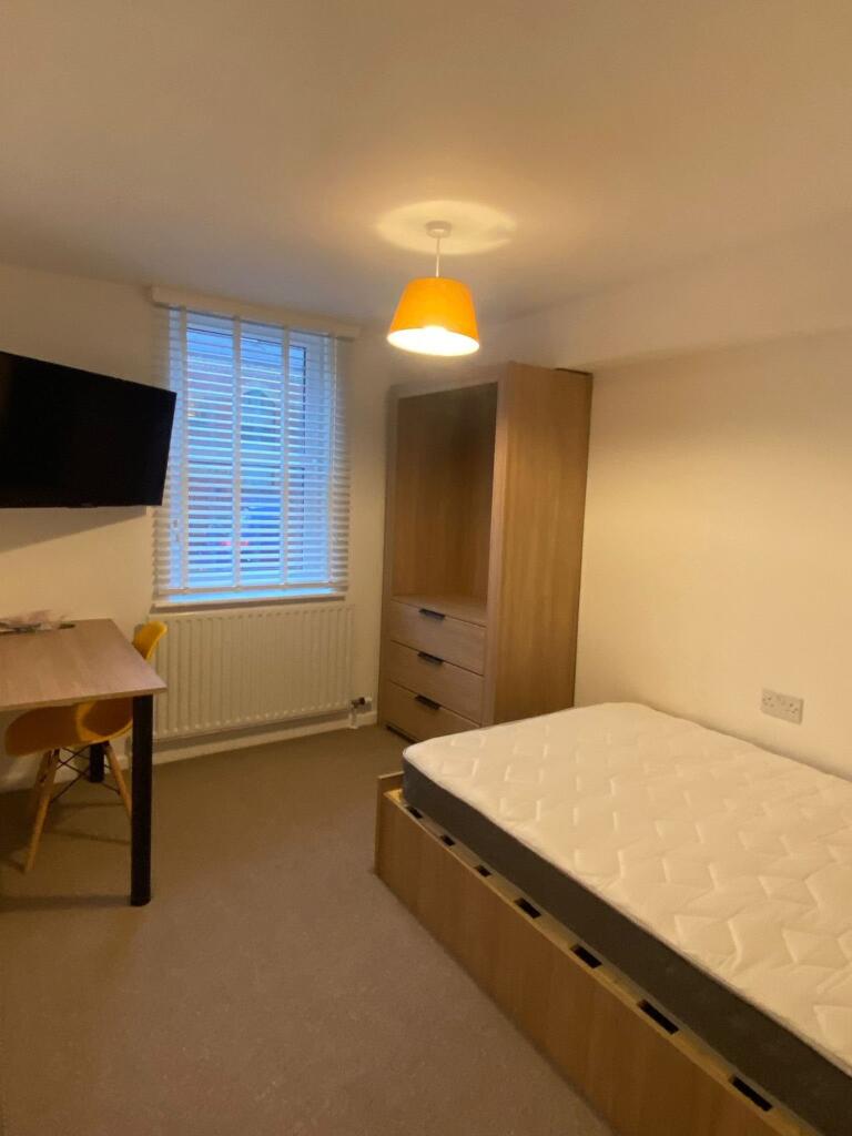 A welcoming and well-maintained double bedroom ...