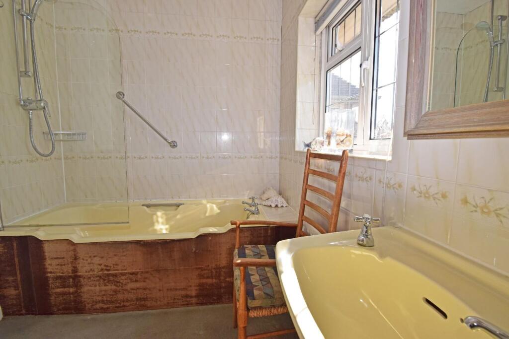 44 Church Road, bathroom.jpg