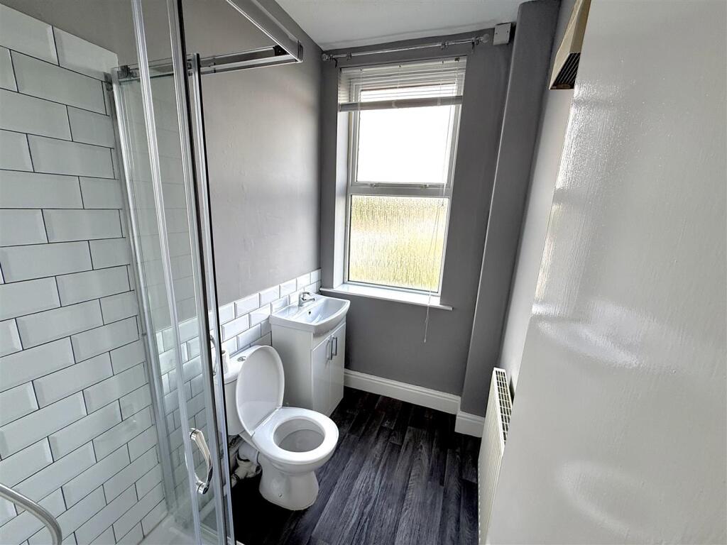 Bathroom 1.jpg