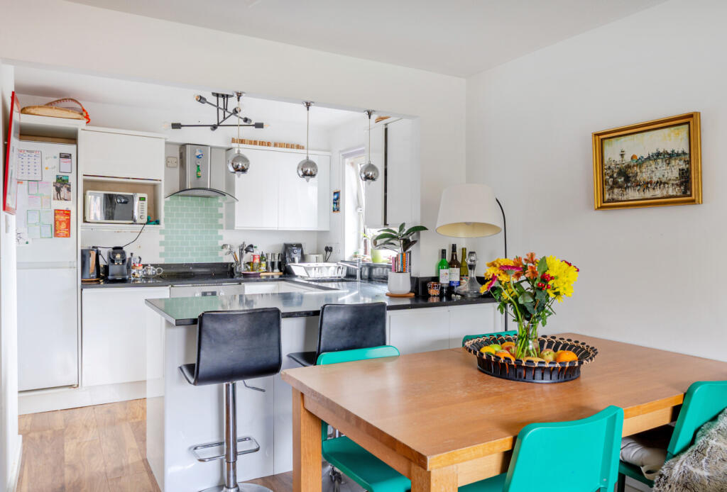 1370677-6-68f6382...