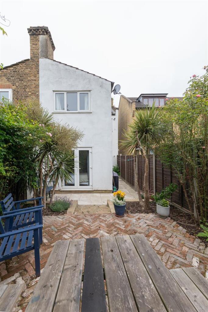 Buckland Road E10