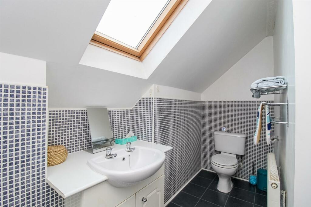 EN SUITE SHOWER ROOM/W.C.