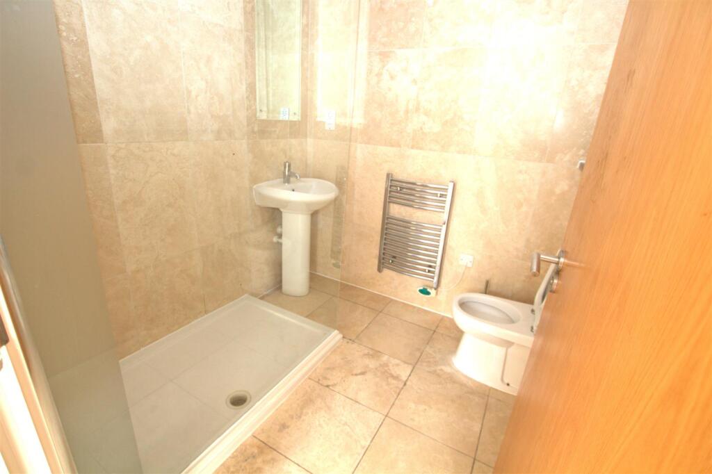 MASTER BED ENSUITE.jpg