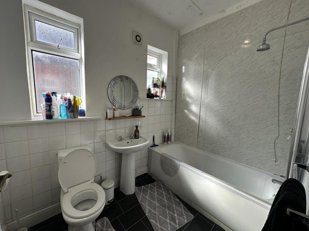 9aa.bathroom.JPG