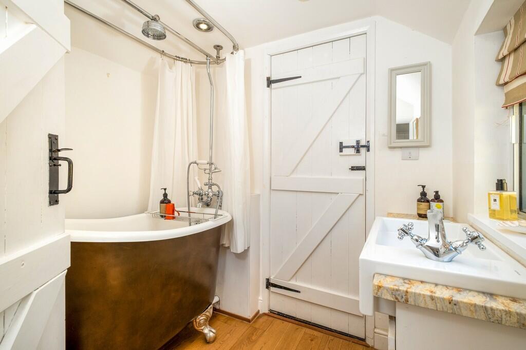 1440px-Neates Cot...