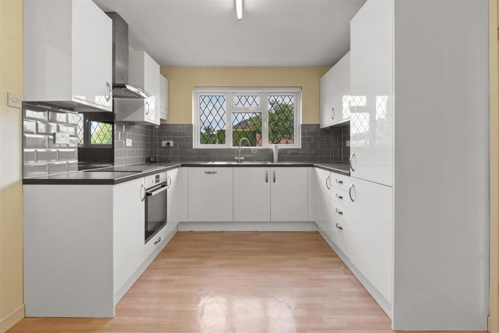 KITCHEN / DINING ROOM