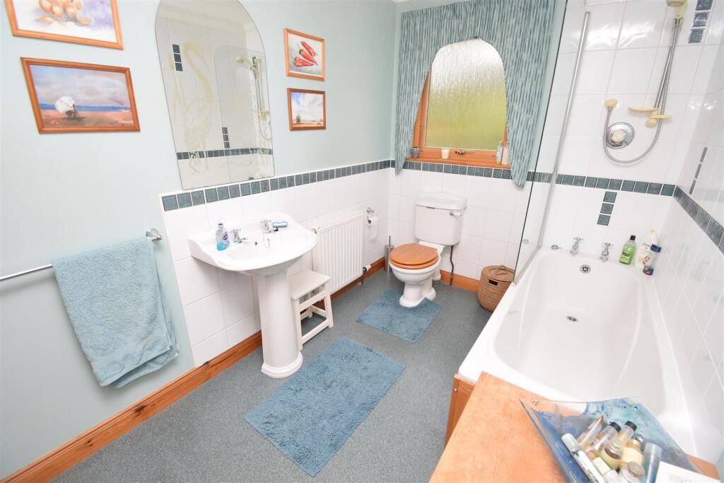 BATHROOM (2).JPG