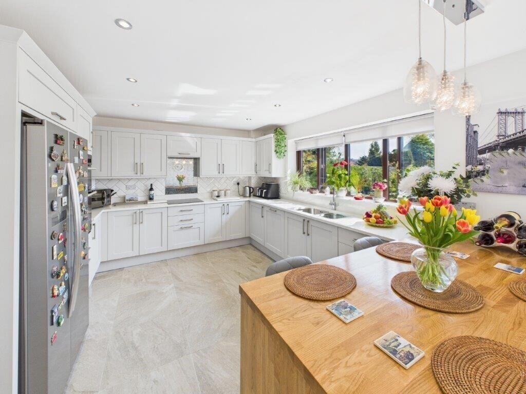 open plan breakfast/kitchen