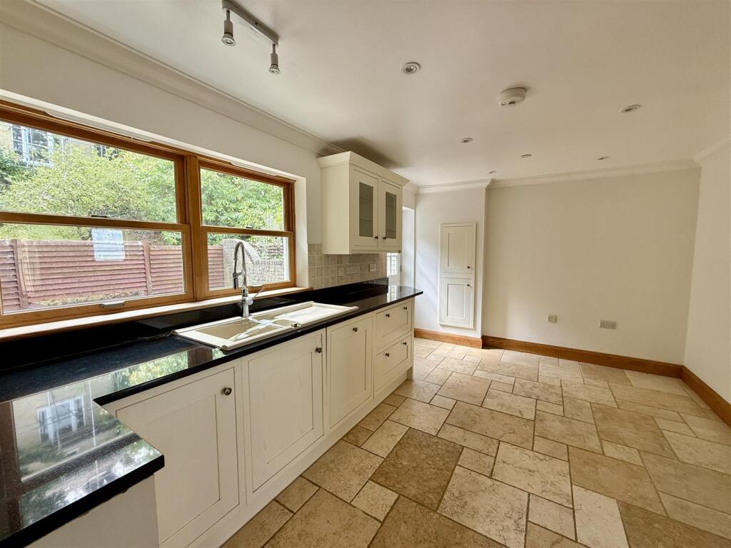Kitchen/Breaklfast Room: