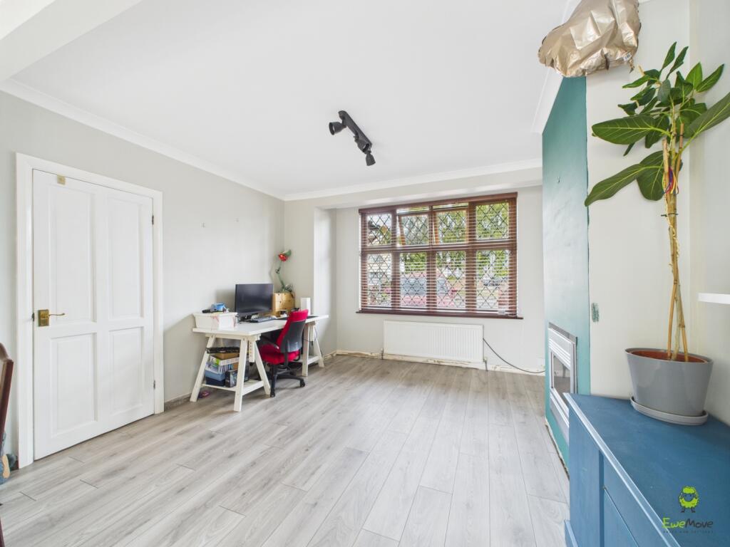 CAM03779G0-PR0271-STILL006