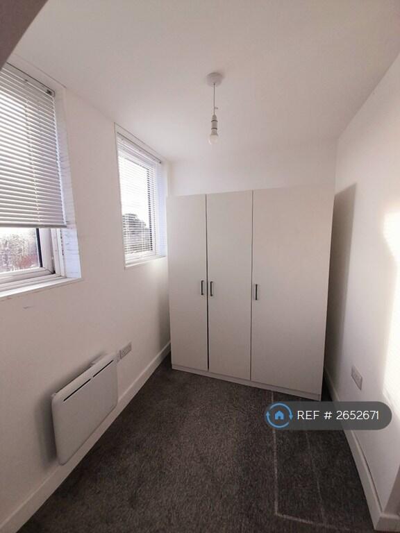Main Bedroom (Wardrobe Area)