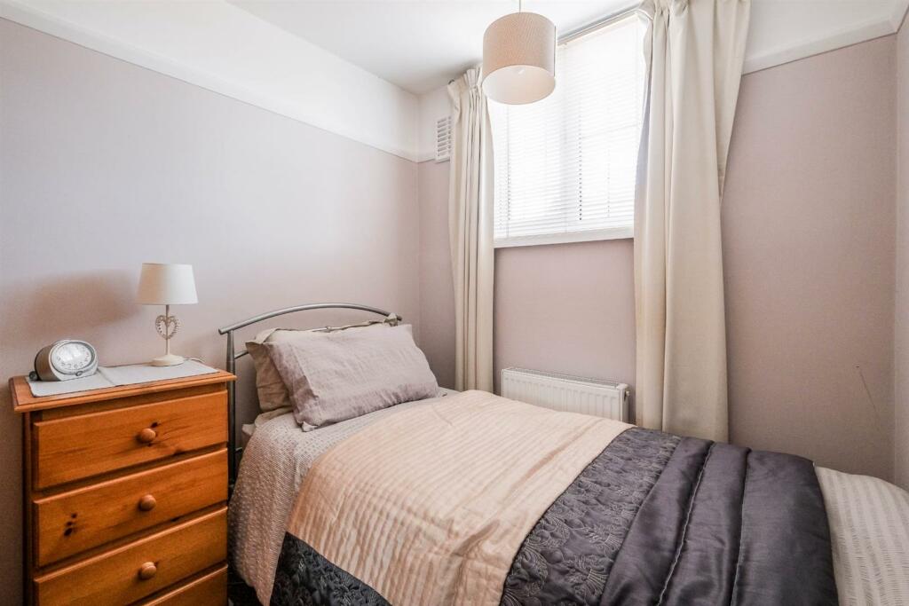 small bedroom.jpg