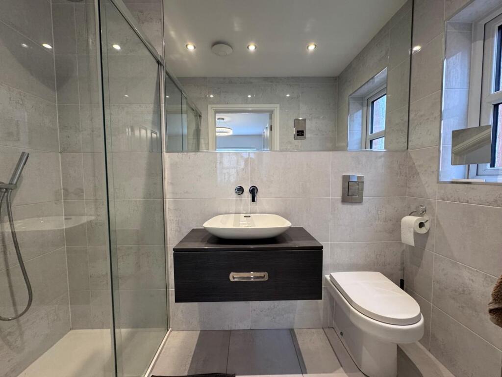 Bed 1 En Suite.jpg 4