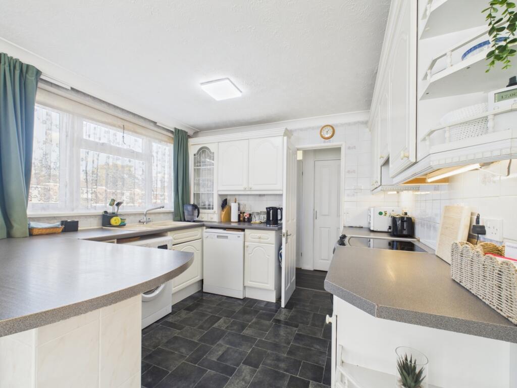 EweMove Basingstoke Estate Agents - Cleveland Clos