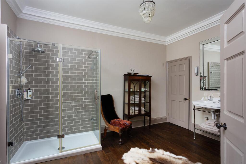 Garforth House-33 Ensuite.jpg