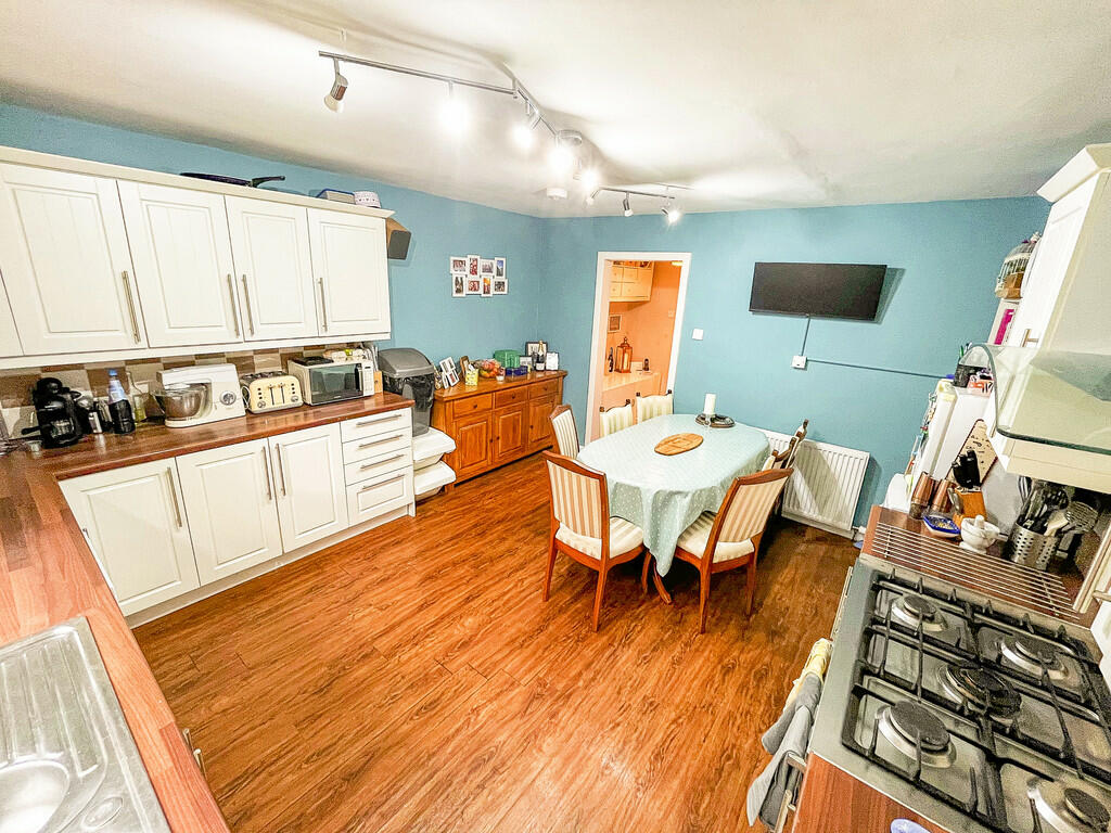 13_Kitchen_2_edit...