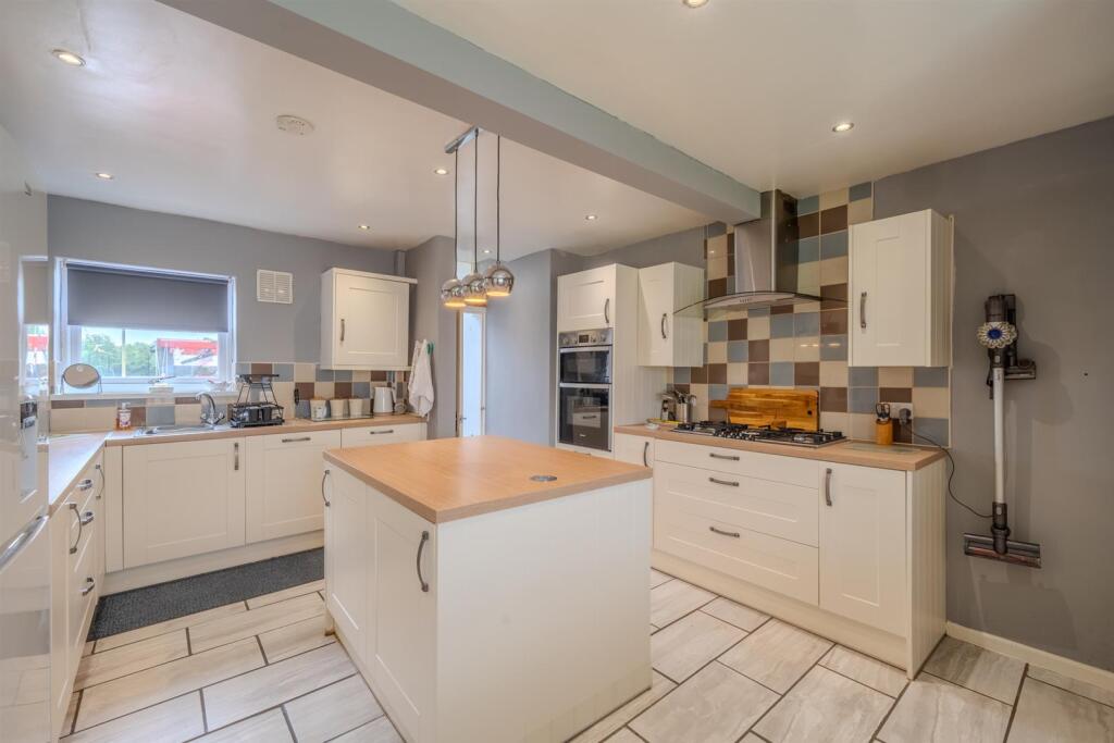 92 Court Farm Road-17.jpg