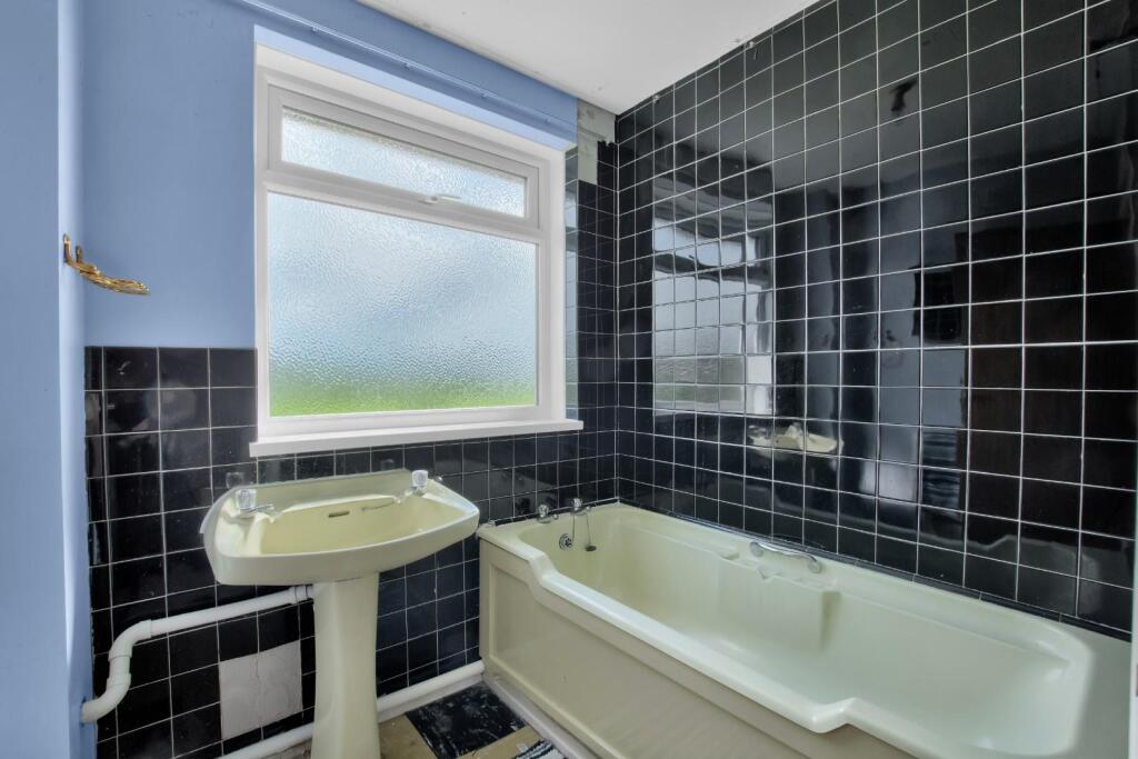 12 - bathroom.JPG
