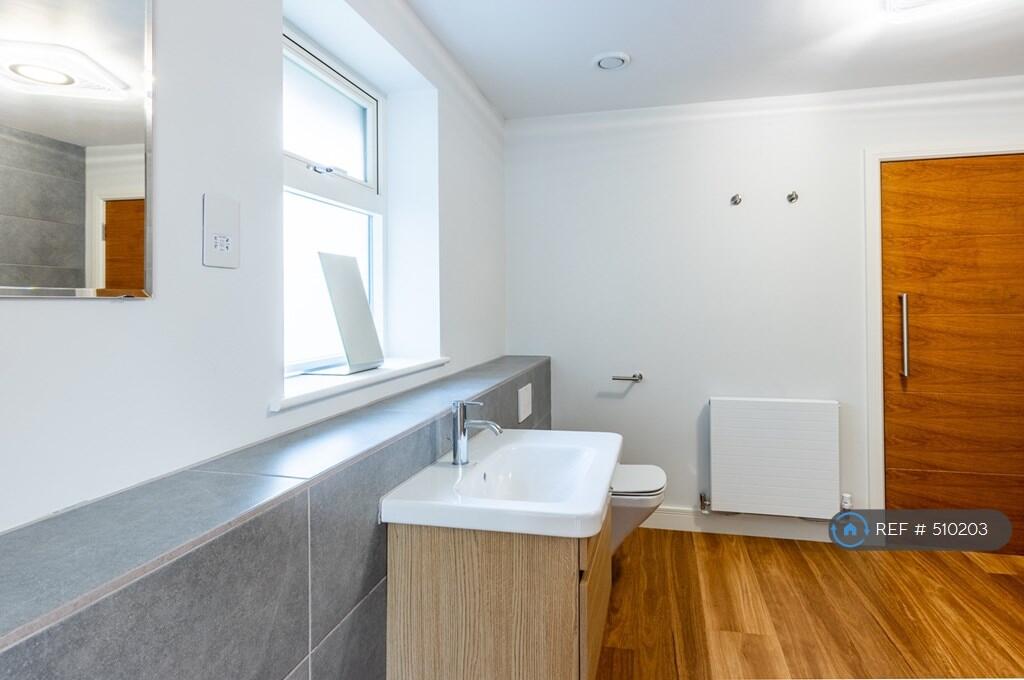 Jack &amp; Jill Bathroom