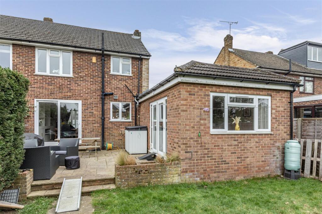 12 Gaveston Close, Byfleet, KT14 7HE - 26.jpg