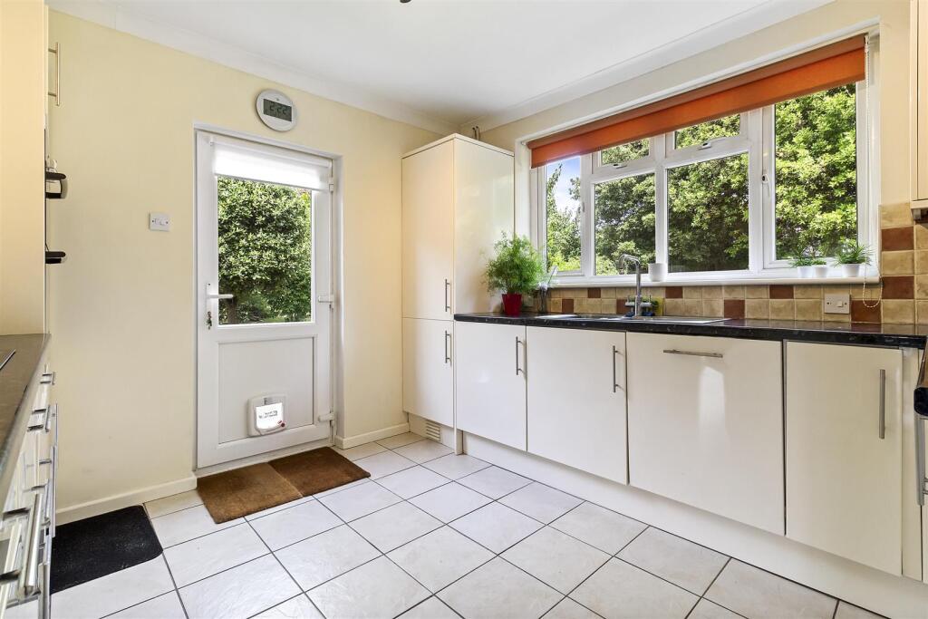 Laburnum Close, 8-005.JPG