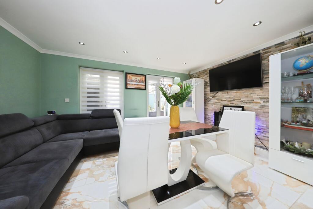 Lounge/ Dining Area
