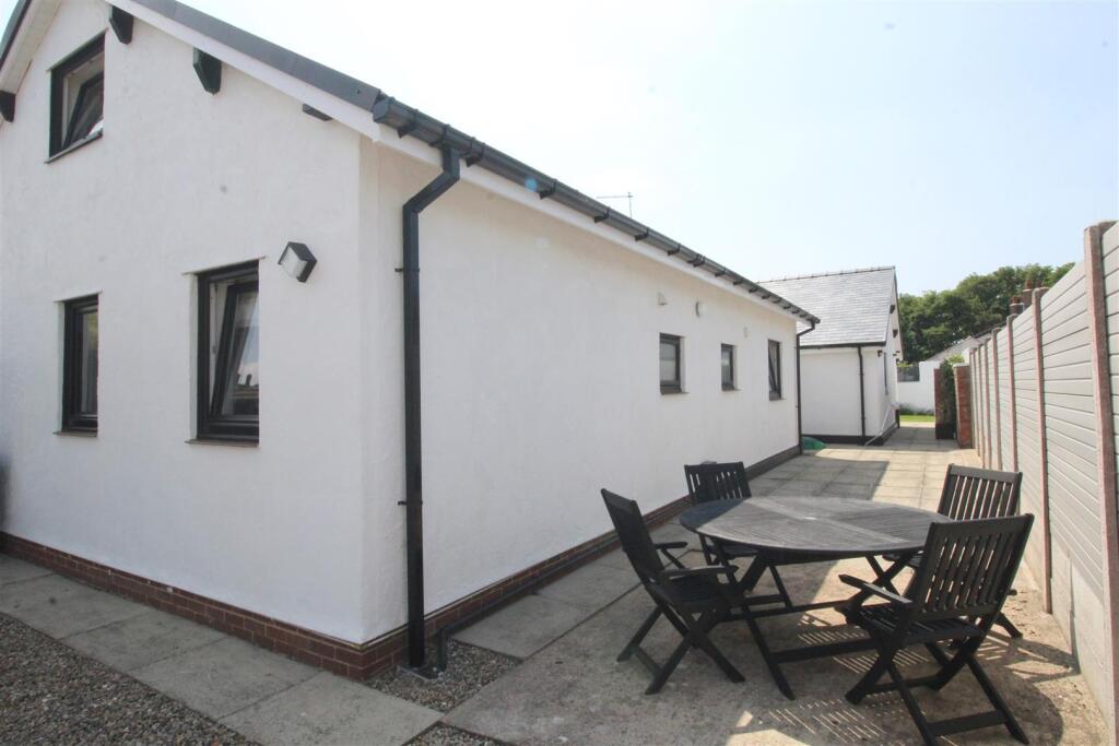 Fieldway, 4 Outside 4 New.JPG