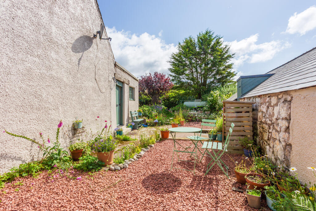 Patio &amp; Garden Area