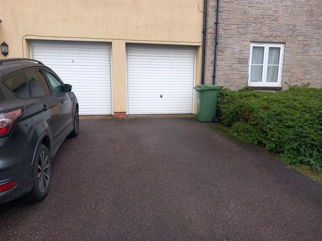 18 Donn Gdns garage.jpg