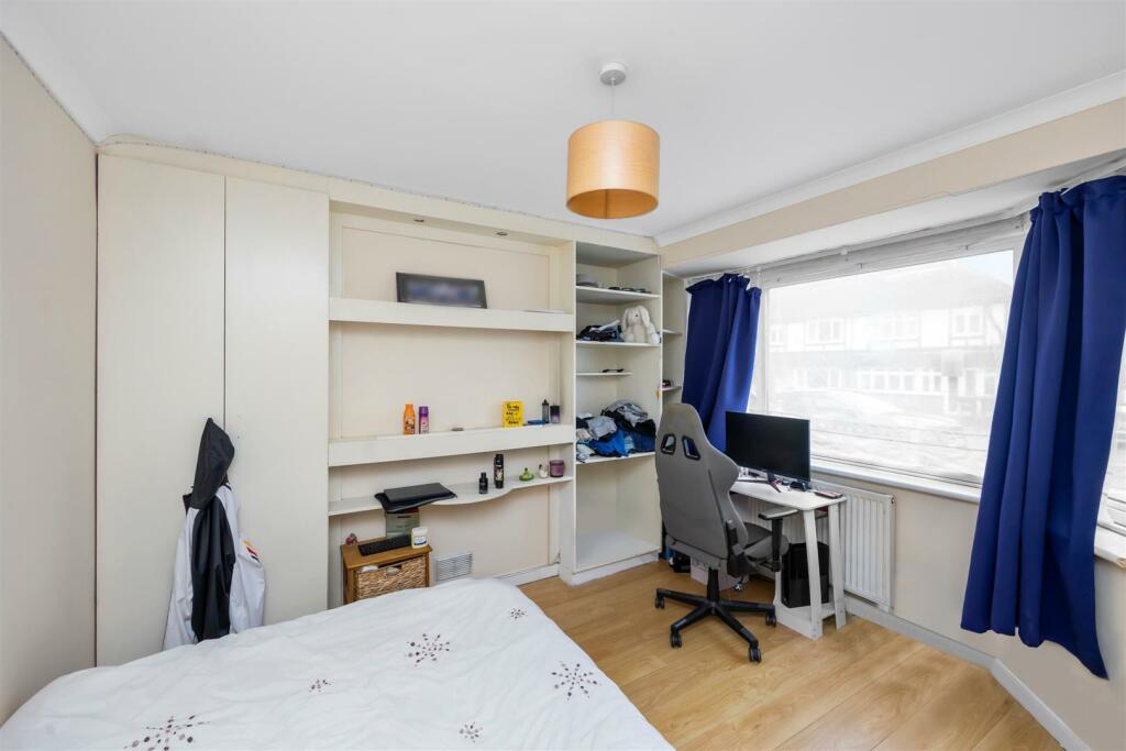 Rowan Avenue 15 BEDROOM CREAM DESK.jpeg