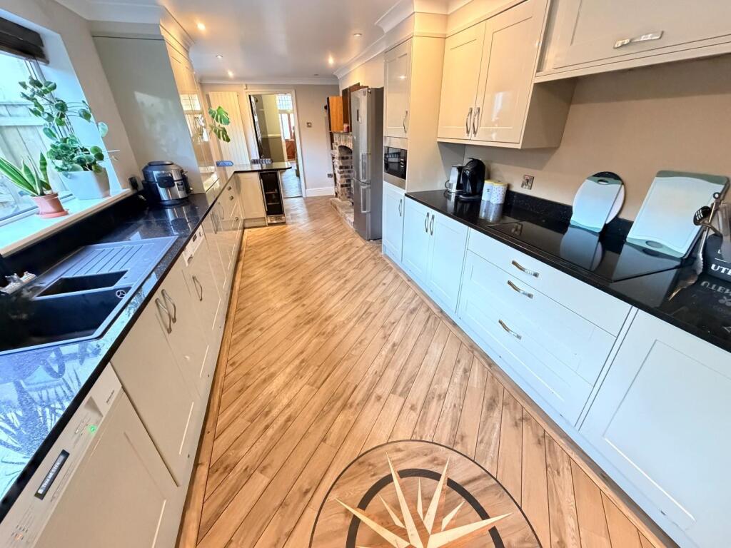 KITCHEN/BREAKFAST ROOM