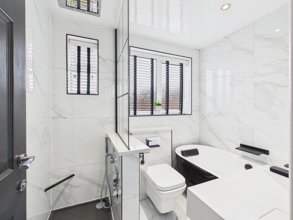 CAM03729G0-PR0173-STILL025