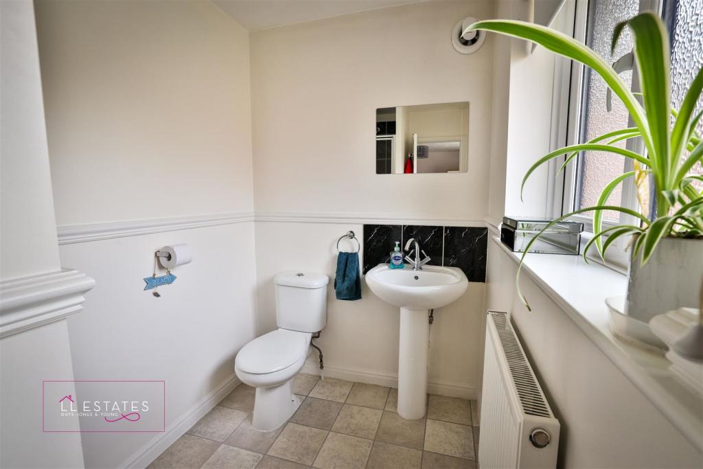 9 Llwyn Rhuthun-47 ensuite.jpg
