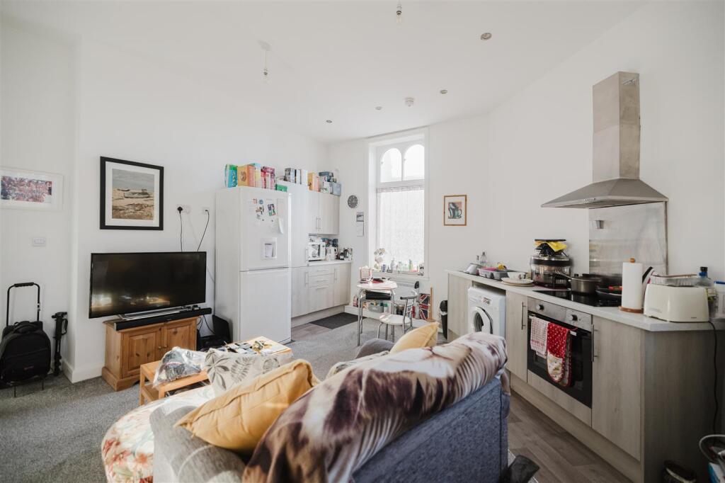Lounge / Kitchen