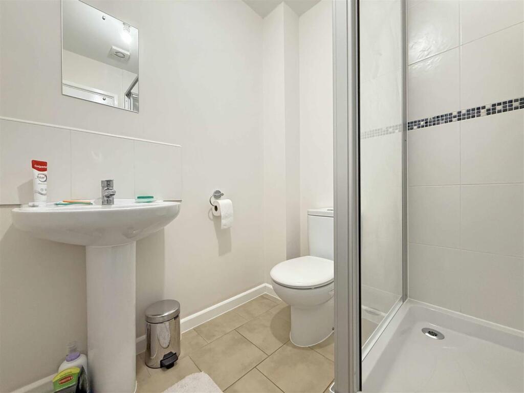 Cobham Close 14 - Ensuite.jpg