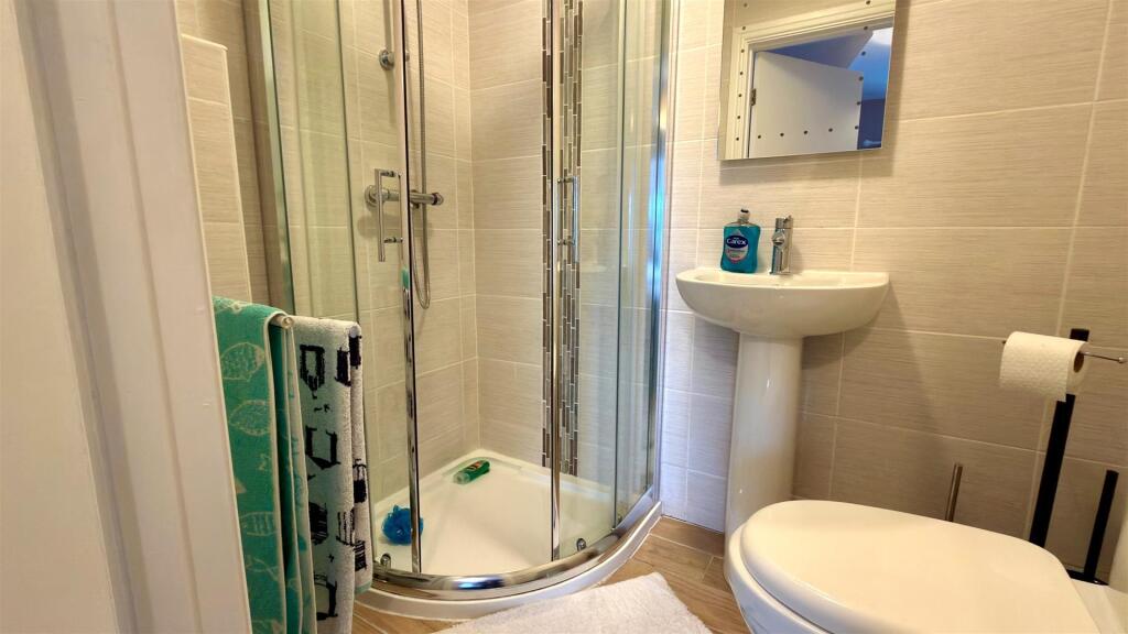 EN-SUITE TILED 3-PIECE SHOWER ROOM