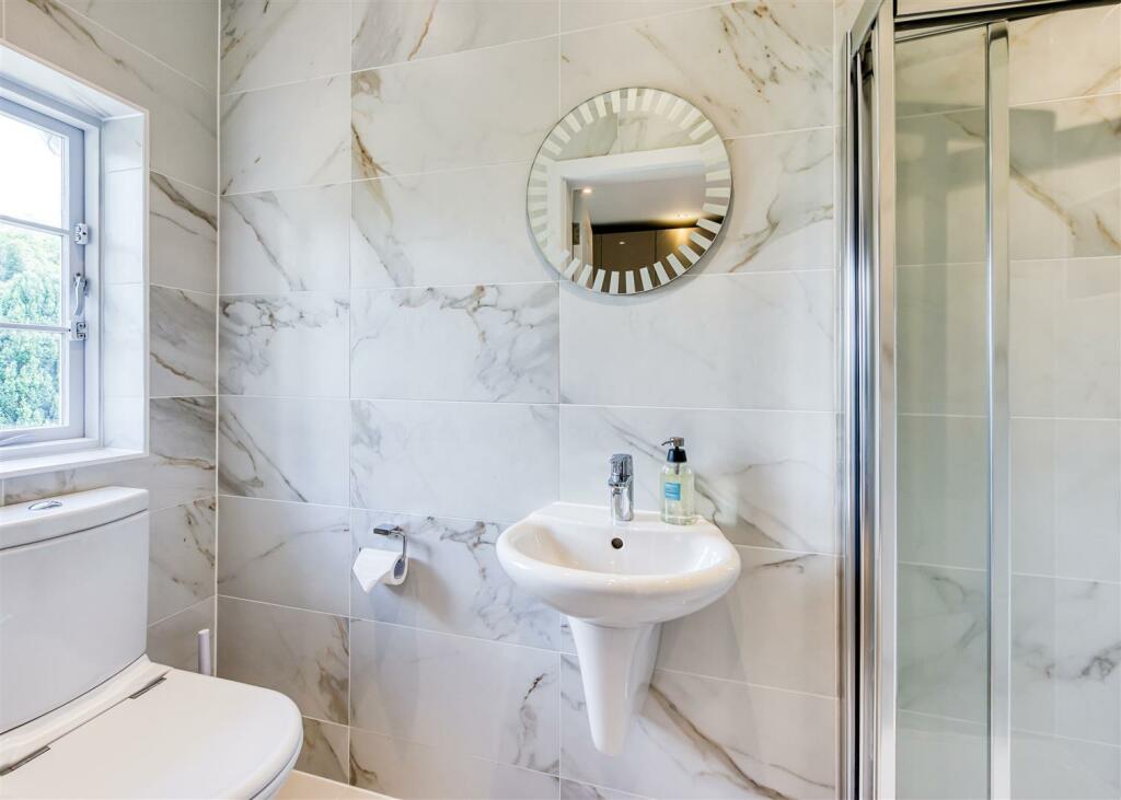 14 Wergs Hall Road-bed4 ensuite.jpg