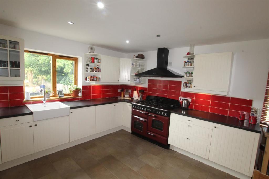 L-SHAPE KITCHEN/DINING ROOM