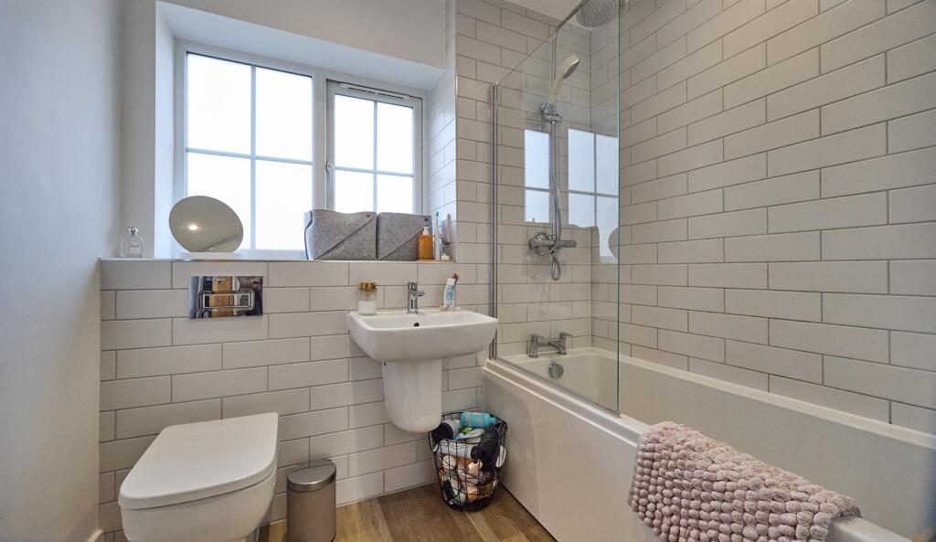 Family Bathroom to Front