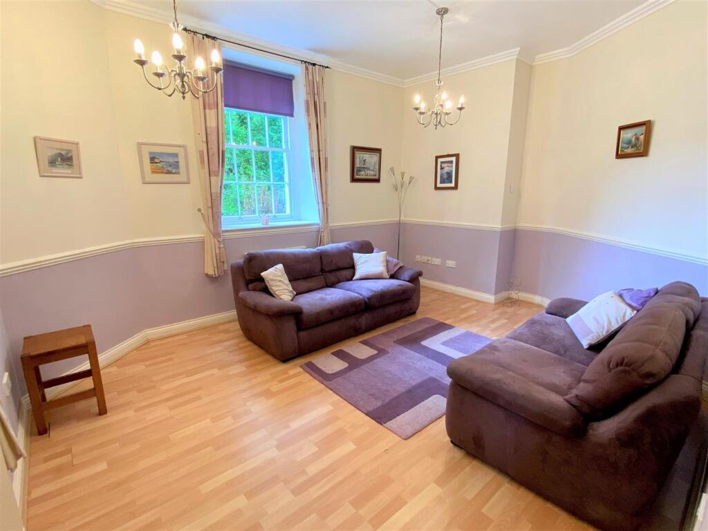 4 Retreat Court Lounge