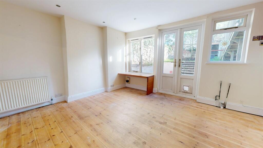 REAR RECEPTION ROOM.jpg