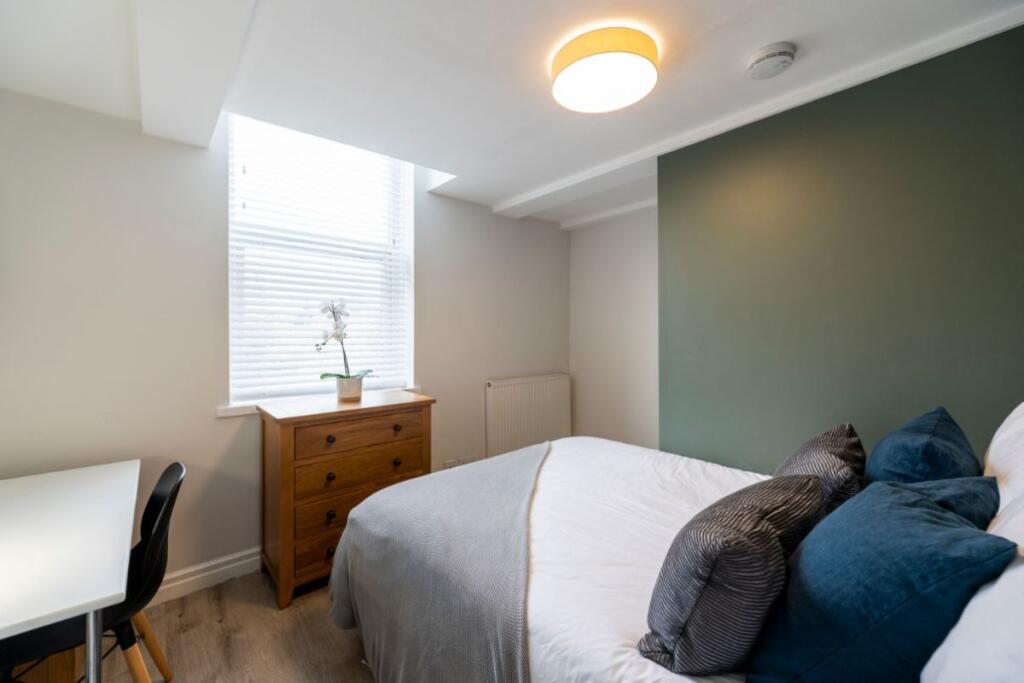 2GT - Bedroom