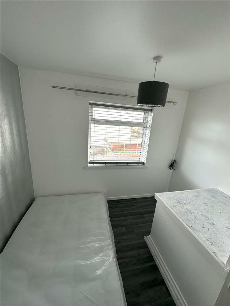 Bed 2.jpg