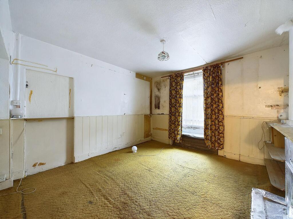 7 - 5 Bedroom terraced house.jpg