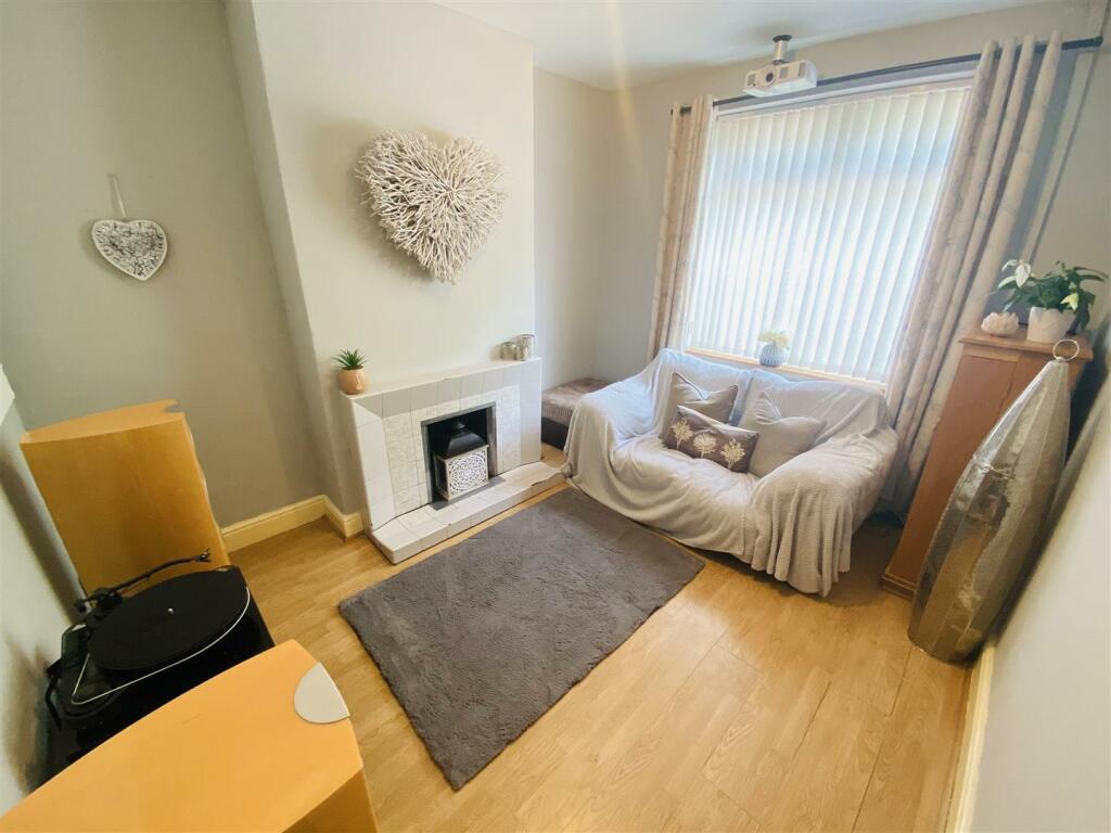 Sitting Room/ Bedroom