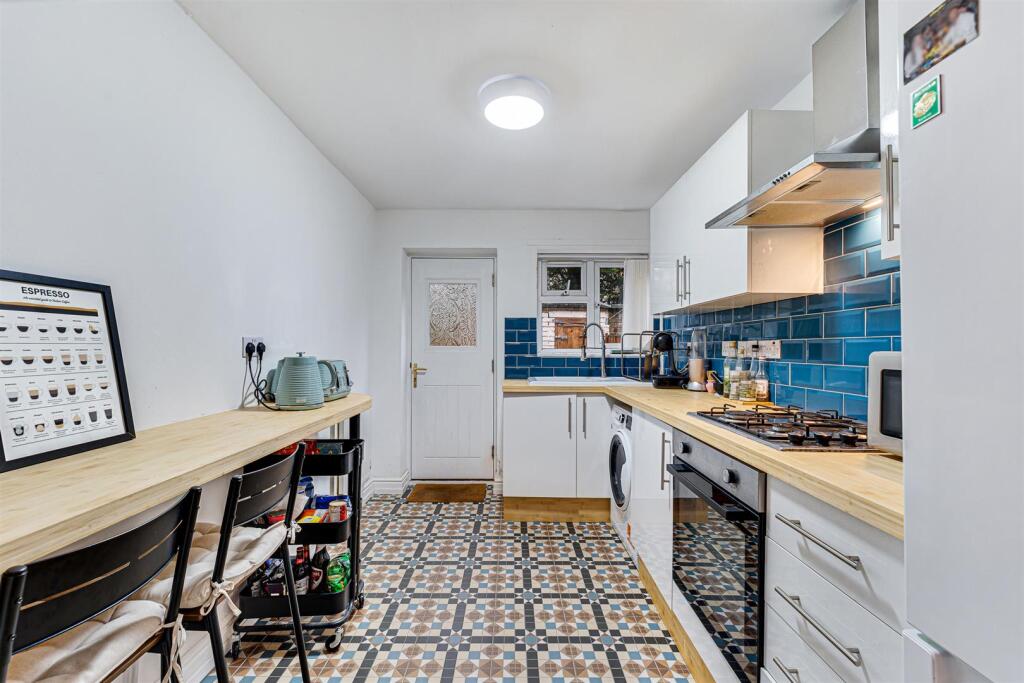 118 Coronation Drive kitchen.jpg