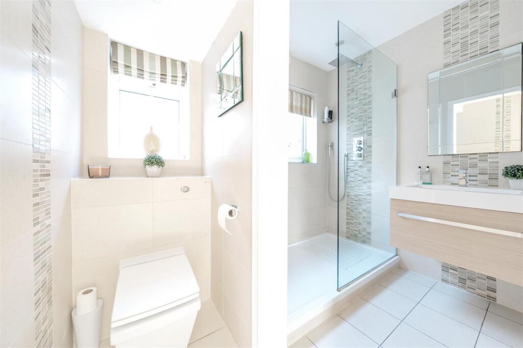 Guest Shower Room: